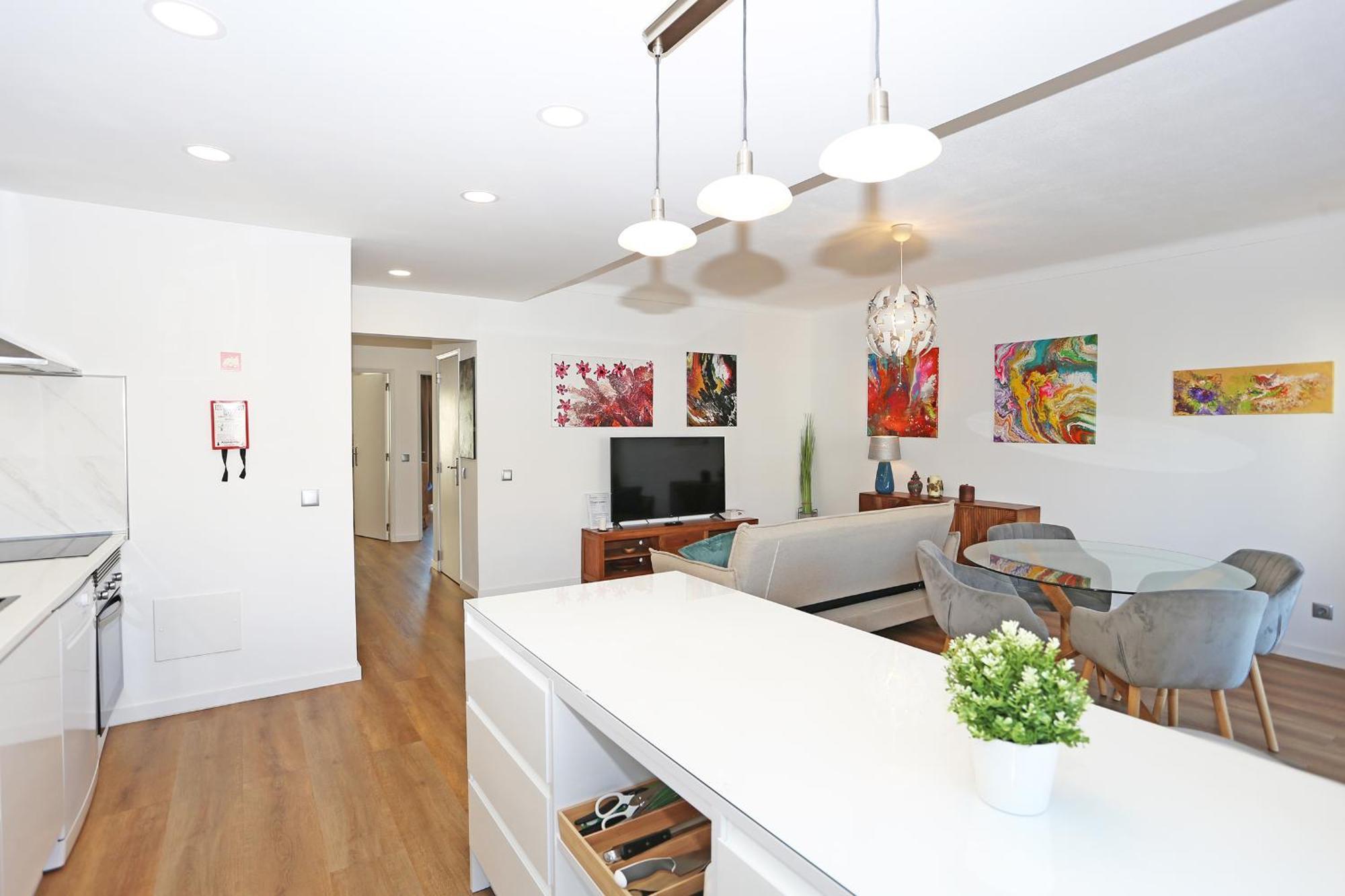 B61 - Carnation Sun Apartment *